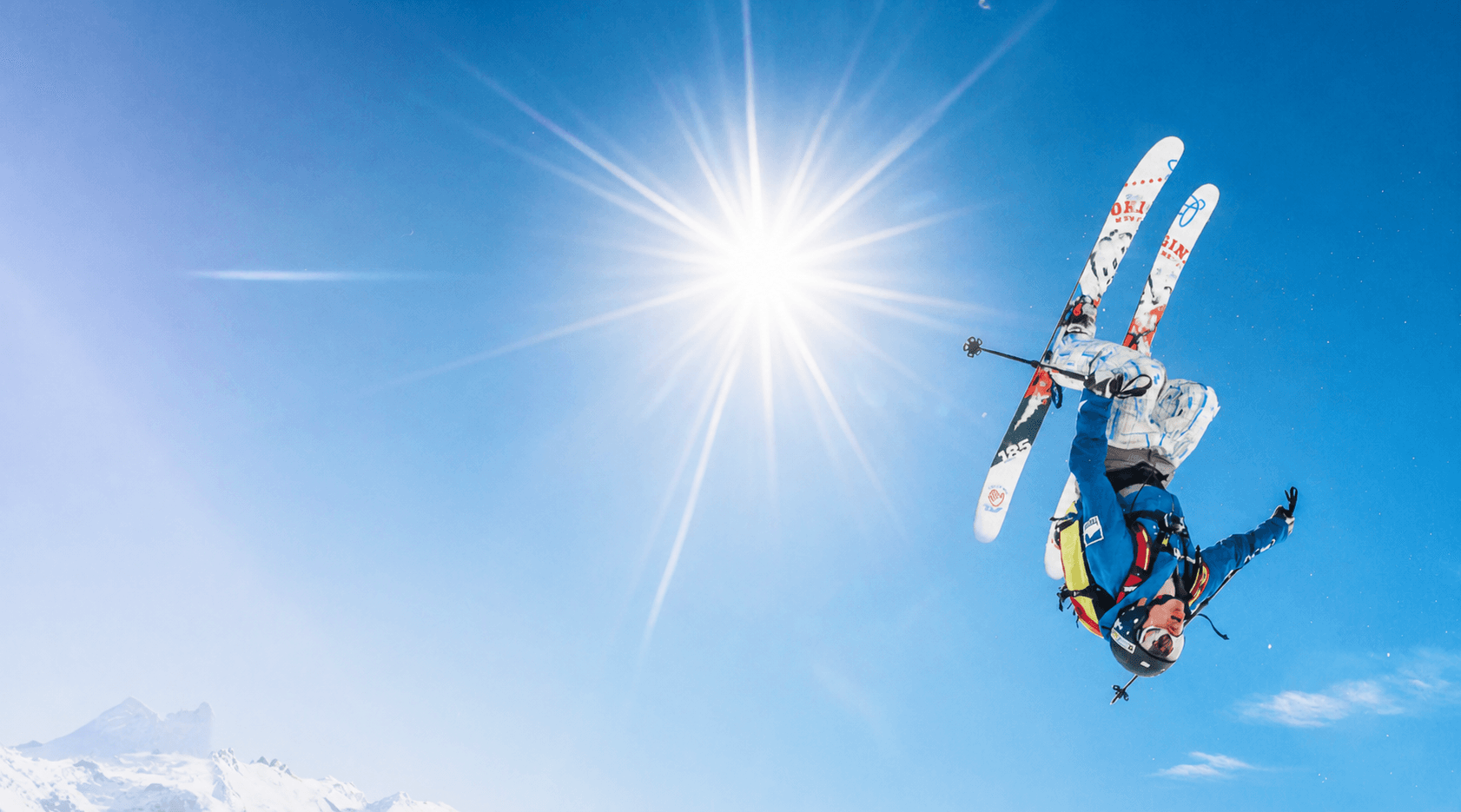 Skier no ar numa encosta coberta de neve